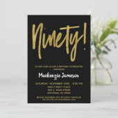Black Gold Script 90th Birthday Party Invitation Kaart (Staand voorkant)