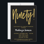 Black Gold Script 90th Birthday Party Invitation Kaart<br><div class="desc">Een elegante,  eenvoudige maar opvallend zwarte en gouden uitnodiging van het 90ste verjaardagsfeest. De het manuscripttekst van Glam bij de bovenkant en gouden hieronder tekst met de naam in stand-out wit</div>
