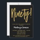 Black Gold Script 90th Birthday Party Invitation Kaart<br><div class="desc">Een elegante,  eenvoudige maar opvallend zwarte en gouden uitnodiging van het 90ste verjaardagsfeest. De het manuscripttekst van Glam bij de bovenkant en gouden hieronder tekst met de naam in stand-out wit</div>