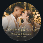 Black Gold Script Love and Bedankt Photo Wedding Ronde Sticker<br><div class="desc">Modern  script voor zwarte en goudkalligrafie Hartelijk dank | sticker/label met een paar foto-weddenschappen voor je cadeautje. Met een elegante handgeschreven stijlkalligrafie-bedekking met tekst "Love and Bedankt".</div>