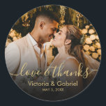Black Gold Script Love and Bedankt Photo Wedding Ronde Sticker<br><div class="desc">Modern  script voor zwarte en goudkalligrafie Hartelijk dank | sticker/label met een paar foto-weddenschappen voor je cadeautje. Met een elegante handgeschreven stijlkalligrafie-bedekking met tekst "Love and Bedankt".</div>
