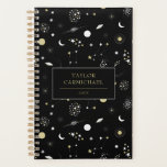 Black Gold Stars Galaxies Space Planner<br><div class="desc">Koele planner met een ruimtepatroon van sterren,  sterrenstelsels,  sterrenbeelden,  manen etc. in zwart,  wit,  zilvergrijs en bleek goudgeel. Voeg jouw naam en jaar toe aan het zwarte label bovenop het sterrenpatroon.</div>