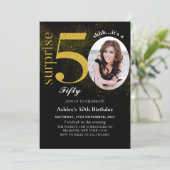 Black Gold Surprise 50e verjaardag foto uitnodigin Kaart (Staand voorkant)