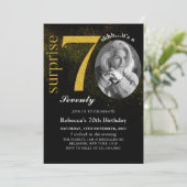 Black Gold Surprise 70e verjaardag foto uitnodigin Kaart (Staand voorkant)