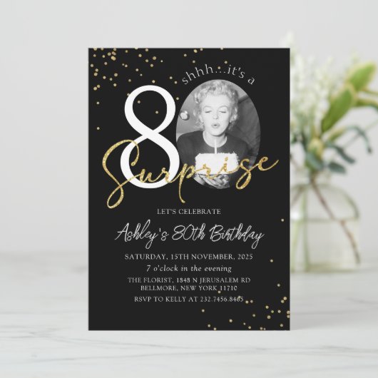 Black Gold Surprise 80ste verjaardag foto uitnodig Kaart (Staand voorkant)