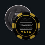 Black Gold Vegas Casino Poker Chip Bewaar de datum Button Flesopener<br><div class="desc">Verras uw gasten door ze deze zwarte en gouden pokerchipstijl te sturen en sla de datum knop flesopeners op. Ze zullen reikhalzend uitzien naar de formele uitnodiging voor deze zeker leuke bruiloft!</div>