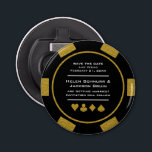 Black Gold Vegas Casino Poker Chip Bewaar de datum Button Flesopener<br><div class="desc">Verras uw gasten door ze deze zwarte en gouden pokerchipstijl te sturen en sla de datum knop flesopeners op. Ze zullen reikhalzend uitzien naar de formele uitnodiging voor deze zeker leuke bruiloft!</div>