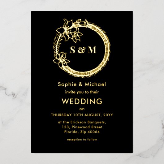 Black Gold Wedding Monogram Wreath Folie Uitnodiging (Voorkant)
