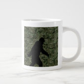 Black Gone Squatchin Woodland Digital Camouflage Grote Koffiekop (Rechts)