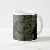 Black Gone Squatchin Woodland Digital Camouflage Grote Koffiekop (Voorkant rechts)