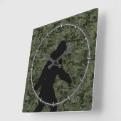 Black Gone Squatchin Woodland Digital Camouflage Vierkante Klok (Hoek)