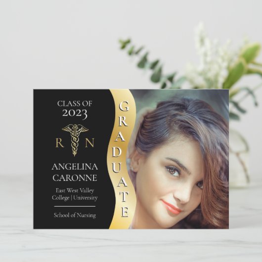 Black |Goud Afstuderen Golf Caduceus RN Nursing Af Aankondiging (Staand voorkant)