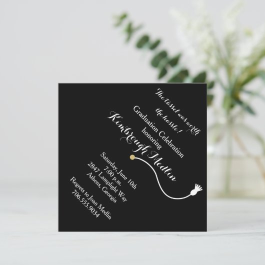 Black Graduation Cap Invitation Kaart (Staand voorkant)