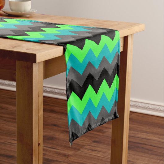 Black Green Ombre Chevrons Medium Table Runner Medium Tafelloper (Voorbeeld)