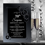 Black Grey Geometric Surprise 70th Birthday Party Kaart<br><div class="desc">Organiseer en nodig je vrienden en geliefden uit voor je verrassende 70e verjaardagsfeestje met deze stijlvolle,  zwarte en grijze zeshoekige,  geometrische verjaardagsfeestuitnodiging.</div>
