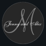 Black Grey Monogram M Bride Groom Names Wedding Ronde Sticker<br><div class="desc">Elegant trouwsticker met initiaal van achternaam en bruid- en bruinnamen die je kunt aanpassen aan je persoonlijke gegevens en je trouwkleurenschema. Een geweldige sticker voor trouwbonstickers, koekjesetiketten, bruiloft-traktzegels en bruiloft-envelopzegels. Ontwerp door Elke Clarke ©2008. Gebruik de herinneringen maar als u de brief verandert gebruik de "pas het"optie aan om uw...</div>