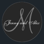 Black Grey Monogram M Bride Groom Names Wedding Ronde Sticker<br><div class="desc">Elegant trouwsticker met initiaal van achternaam en bruid- en bruinnamen die je kunt aanpassen aan je persoonlijke gegevens en je trouwkleurenschema. Een geweldige sticker voor trouwbonstickers, koekjesetiketten, bruiloft-traktzegels en bruiloft-envelopzegels. Ontwerp door Elke Clarke ©2008. Gebruik de herinneringen maar als u de brief verandert gebruik de "pas het"optie aan om uw...</div>