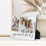 Black | Grootkinderen maken het leven Grand 3 Foto Fotoplaat<br><div class="desc">Creëer een lief cadeau voor een geliefde oma of opa met deze prachtige fotocollage plaque. "Grootkinderen maken het leven groots" staat in een zwart en grijs kalligrafie onder 3 foto's van hun kleinkinderen.</div>