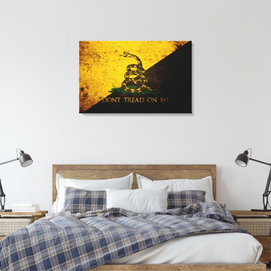 Black Grunge Anarcho Gadsden Flag Canvas Afdruk (Insitu (Slaapkamer))