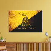 Black Grunge Anarcho Gadsden Flag Canvas Afdruk (Insitu (Woonkamer))