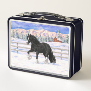 Black gypsy vanner Irish Cob Draft Horse in sneeuw