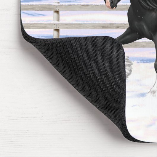 Black gypsy vanner Irish Cob Draft Horse in sneeuw Muismat (Hoek)