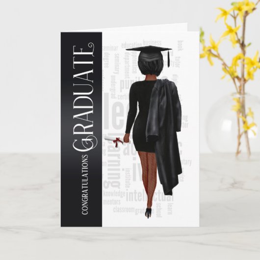 Black Hair Black Pet en Gown Vrouw Afstuderen Card Kaart (Gele Bloem)
