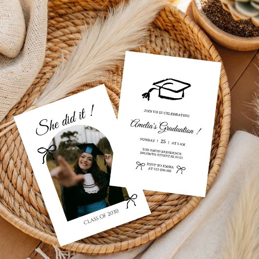 Black Hand drawn Bow graduation party invitation Kaart