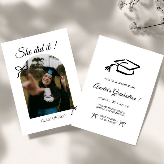 Black Hand drawn Bow graduation party invitation Kaart