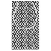 Black Hand Drawn Chevron Pattern Klein Cadeauzakje (Achterkant)