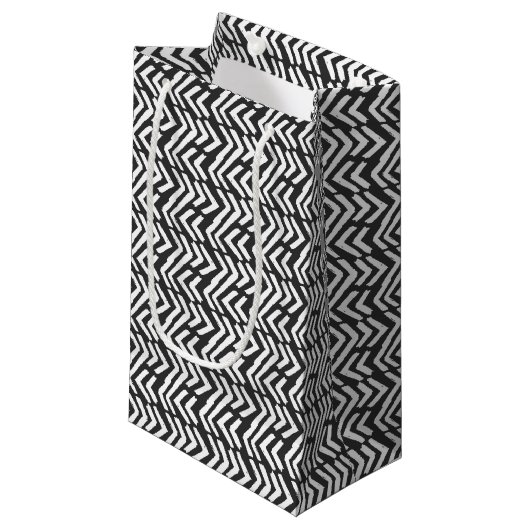 Black Hand Drawn Chevron Pattern Klein Cadeauzakje (Voorkant Gekanteld)