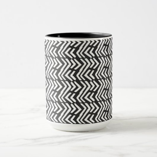 Black Hand Drawn Chevron Pattern Mok (Midden)