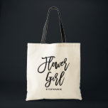 Black Hand Lettering Bloemenmeisje Persoonlijk Tote Bag<br><div class="desc">canvas tas. Moderne en klassieke canvas tas met zwart "bloemmeisje" handschrift. Personaliseer door de naam van de ontvanger, de hashtag van de bruiloft of andere details toe te voegen. Perfect als cadeau voor je bruiloft of bruidfeest.</div>