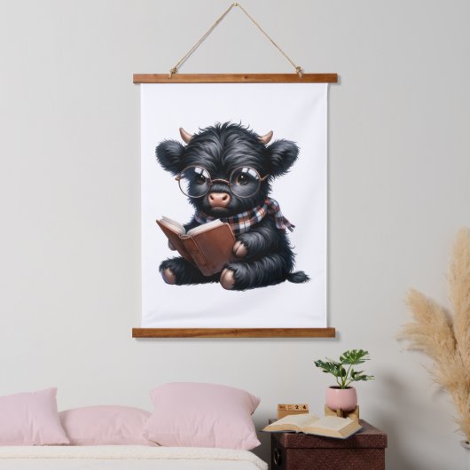 Black Highland Cow Reading A Book Hangend Wandkleed (Slaapkamer)