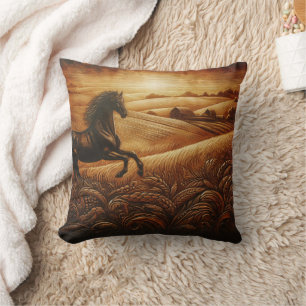 Black Horse galopperen bij zonsondergang Kussen