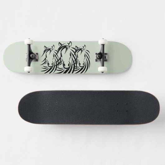 Black Horse Heads on Green Persoonlijk Skateboard (Horizontaal)
