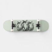 Black Horse Heads on Green Persoonlijk Skateboard (Horizontaal)
