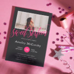 Black & Hot Pink Calligraphy Swirls Photo Sweet 16 Kaart<br><div class="desc">Zwart en warm roze zoete zestien feestelijke uitnodigingen met Sweet zestien geschreven in een prachtig roze kalligrafiekscript, rijk aan zwenkrietjes op een foto van het verjaardagsmeisje in een dun wit lijst. De tekst van de uitnodiging is wit tegen een zwarte achtergrond. Op de achterzijde ziet u een zwarte en hete...</div>