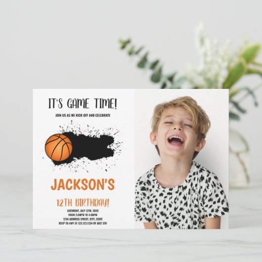 Black Ink Basketball Verjaardag Uitnodiging (Staand voorkant)