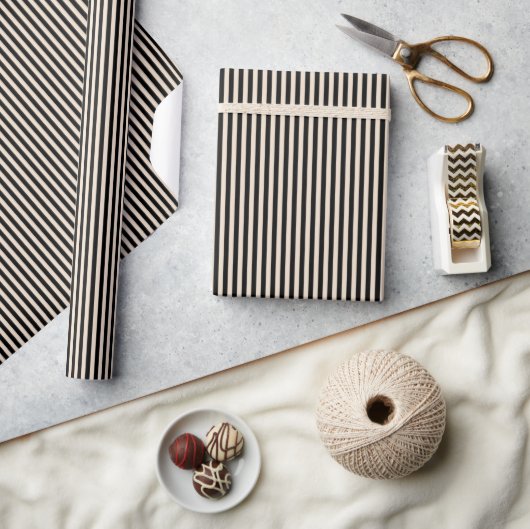 black & ivory stripe cadeaupapier (Crafts)