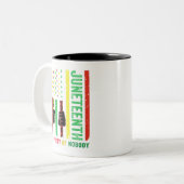 Black Juneteenth eigendom van Niemand 1865 Chain M Tweekleurige Koffiemok (Voorkant links)