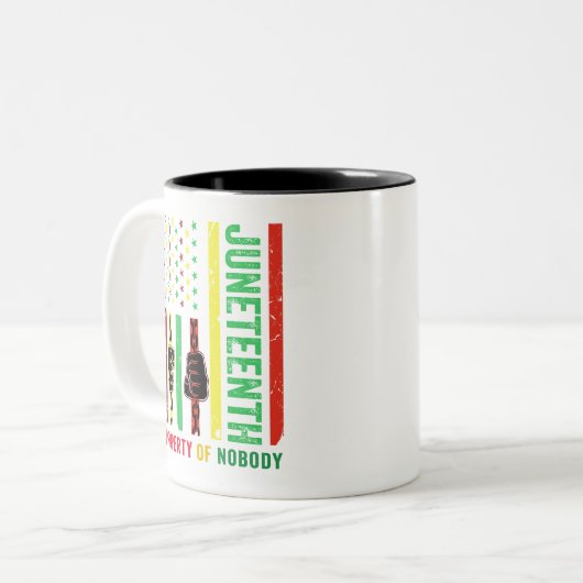 Black Juneteenth eigendom van Niemand 1865 Chain M Tweekleurige Koffiemok (Voorkant links)