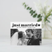 Black Just Married Retro Bold Typografie Foto Briefkaart (Staand voorkant)