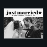 Black Just Married Retro Bold Typografie Foto Briefkaart<br><div class="desc">Gewoon getrouwd. Je trouwt met dit gewoon gehuwde briefkaart. Het is voorzien van retro gewaagd typografie met hartaccent. Personaliseer me door uw namen, trouwdatum, bericht en foto's toe te voegen. Deze gewoon gehuwde kaart is perfect voor elk trouwthema en elk seizoen. Het is verkrijgbaar als een platte kaart, een briefkaart...</div>