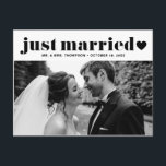 Black Just Married Retro Bold Typografie Foto Briefkaart<br><div class="desc">Gewoon getrouwd. Je trouwt met dit gewoon gehuwde briefkaart. Het is voorzien van retro gewaagd typografie met hartaccent. Personaliseer me door uw namen, trouwdatum, bericht en foto's toe te voegen. Deze gewoon gehuwde kaart is perfect voor elk trouwthema en elk seizoen. Het is verkrijgbaar als een platte kaart, een briefkaart...</div>