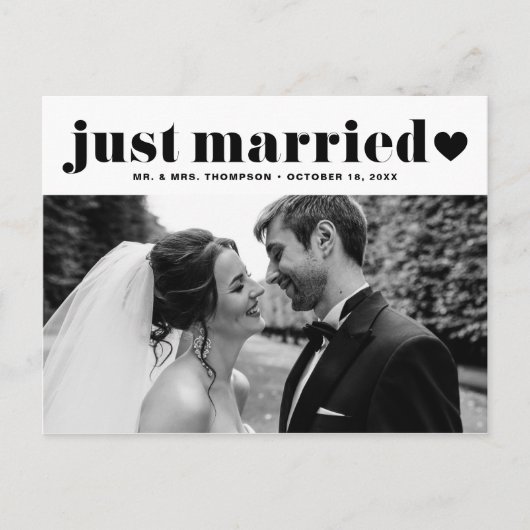 Black Just Married Retro Bold Typografie Foto Briefkaart (Voorkant)