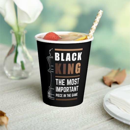 Black King is het belangrijkste stuk in het spel 1 Papieren Bekers (Insitu)