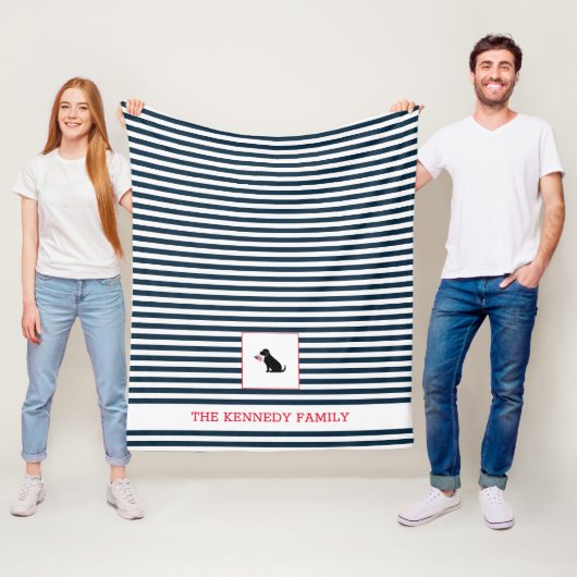 Black Lab Amerikaanse vlag FAMILIENAAM Patriottisc Fleece Deken (In situ)