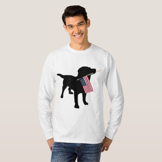 Black Lab Dog Holding Juli 4e Patriotic USA Flag T-shirt (Voorkant volledig)