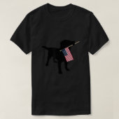 Black Lab Dog Holding Juli 4e Patriotic USA Flag T-shirt (Design voorkant)